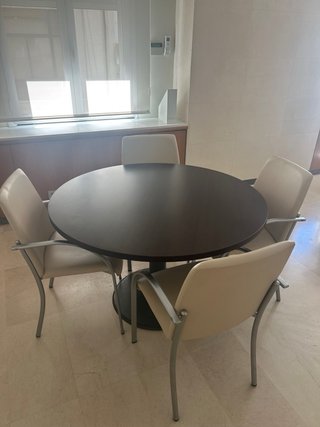 Mesa redonda con 4 sillas