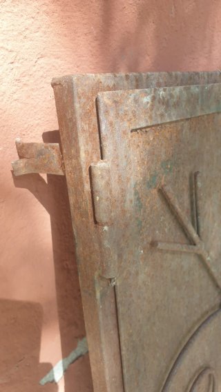 Puerta metálica antigua decorada