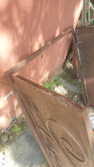 Puerta metálica antigua decorada