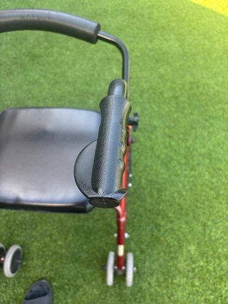 Andador con ruedas y asiento para personas mayores