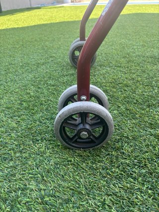 Andador con ruedas y asiento para personas mayores