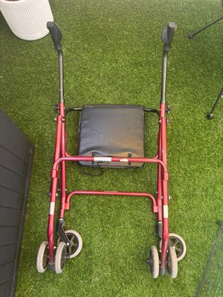 Andador con ruedas y asiento para personas mayores