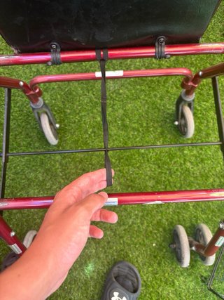 Andador con ruedas y asiento para personas mayores