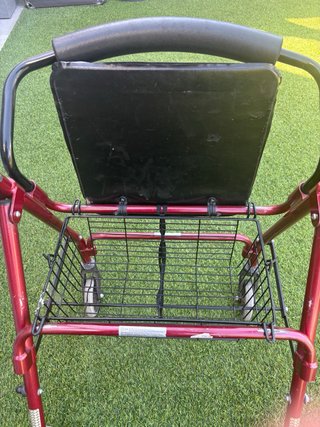 Andador con ruedas y asiento para personas mayores