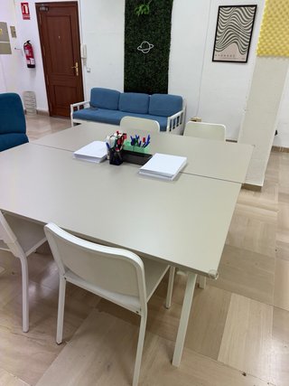Mesa de estudio y sillas academia