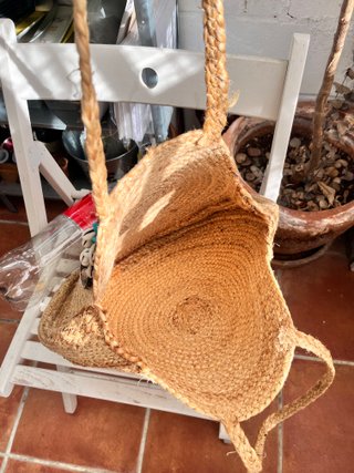 Bolso de paja de hombro con detalle de conchas