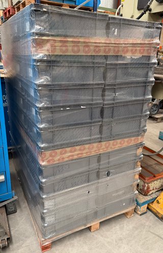 Lote de cajas de plástico apilables.