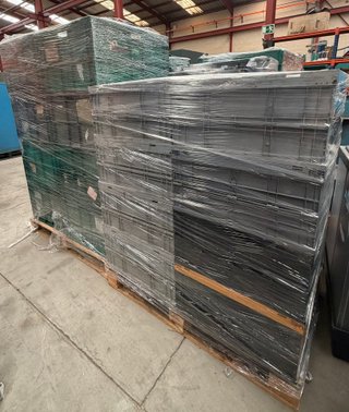 Lote de cajas de plástico apilables.