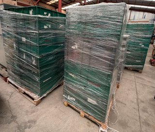 Lote de cajas de plástico apilables.