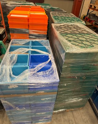 Lote de cajas de plástico apilables.