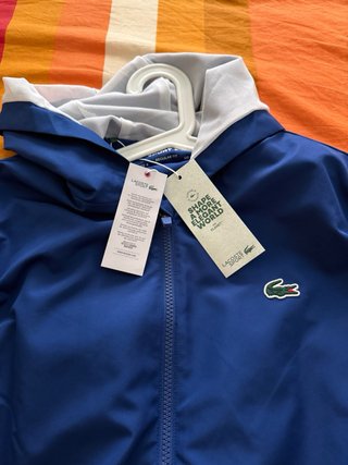Chandal de la firma Lacoste
