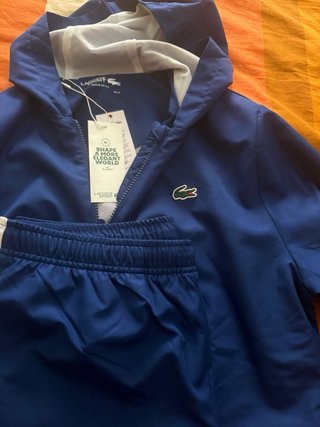 Chandal de la firma Lacoste