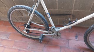 Bicicleta de montaña blanca