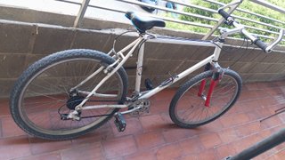 Bicicleta de montaña blanca
