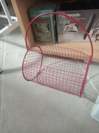 Cesta de alambre vintage roja