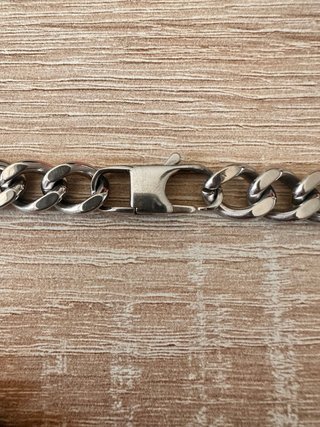 Collar Guess León Plata