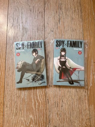 Dos tomos del manga spayx family en español latino