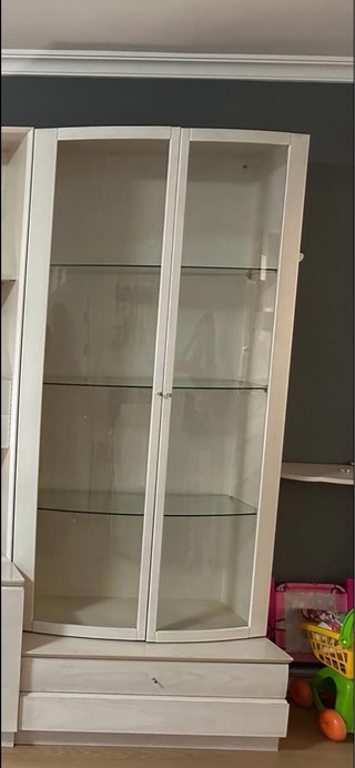 Vitrina de cristal y madera