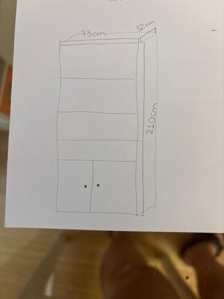 Estantería blanca de madera hecha por carpintero
