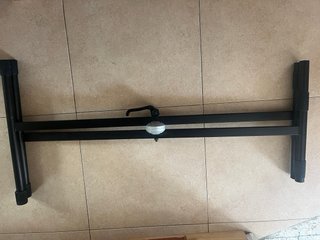 Supporto per pianoforte nero