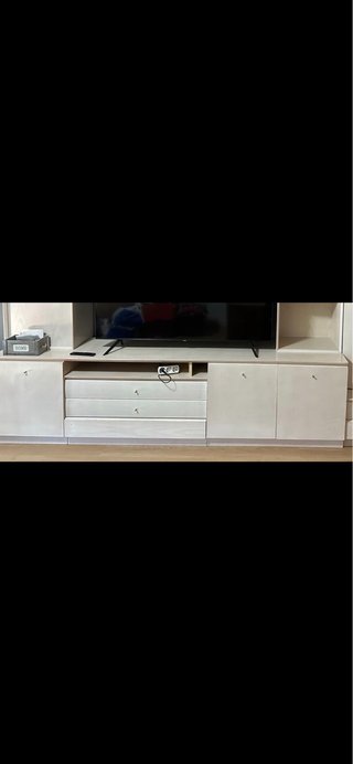 Mueble TV beige y blanco