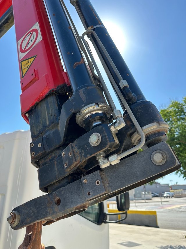Nissan Cabstar 3500 Volquete y Grúa