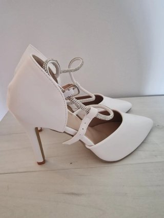 Zapatos de tacón blancos con pedrería