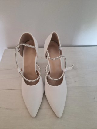 Zapatos de tacón blancos con pedrería