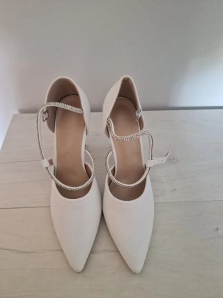 Zapatos de tacón blancos con pedrería