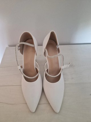 Zapatos de tacón blancos con pedrería