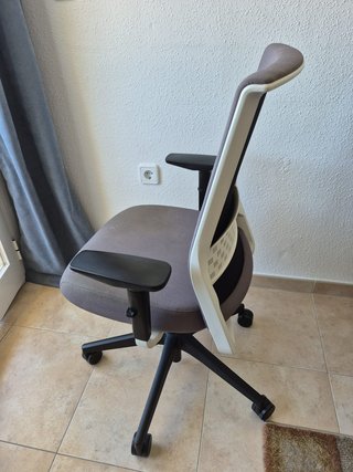 Escritorio esquinero y silla de oficina