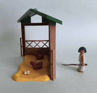 Playmobil Campesina Niña Con Gallinero Belén.