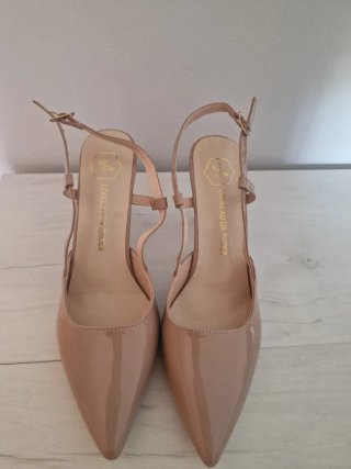 Zapatos de tacón beige sin estrenar