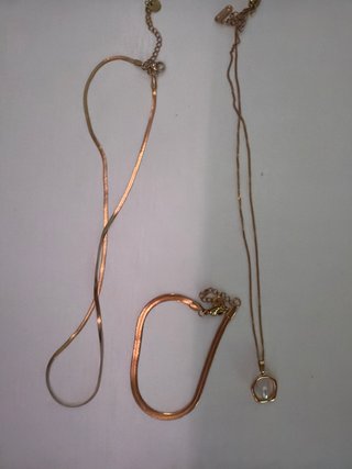 Conjunto collar y pulsera bañados en oro