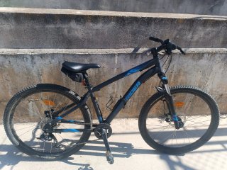 Bicicleta de montaña negra