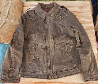 Chaqueta vaquera gris y chaqueta marrón de mujer