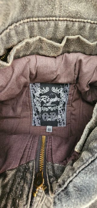 Chaqueta vaquera gris y chaqueta marrón de mujer