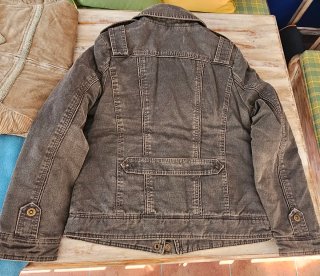Chaqueta vaquera gris y chaqueta marrón de mujer