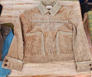 Chaqueta vaquera gris y chaqueta marrón de mujer