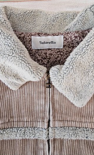 Chaqueta vaquera gris y chaqueta marrón de mujer
