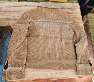 Chaqueta vaquera gris y chaqueta marrón de mujer