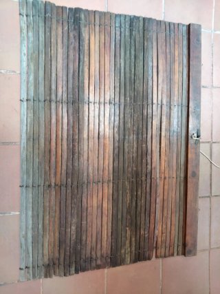 Persiana madera maciza puerta o ventana antigua
