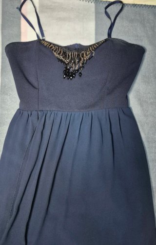 Vestido largo negro con abertura y pedrería