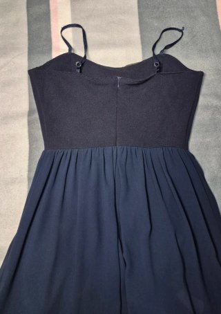 Vestido largo negro con abertura y pedrería