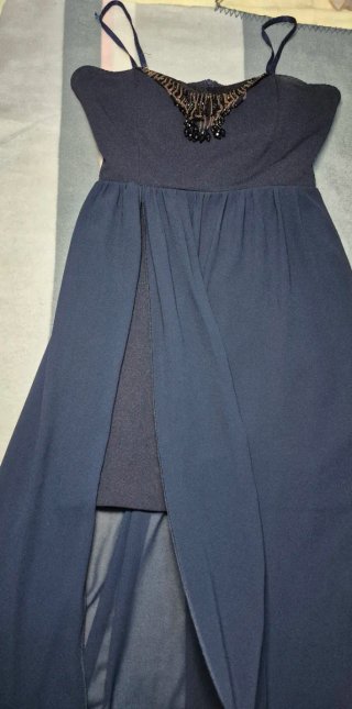 Vestido largo negro con abertura y pedrería