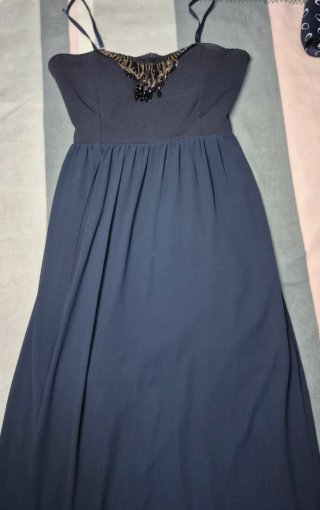 Vestido largo negro con abertura y pedrería