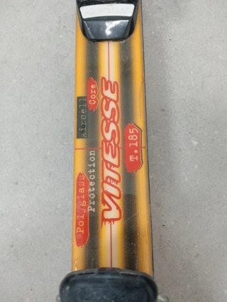Esquís con diseño deportivo