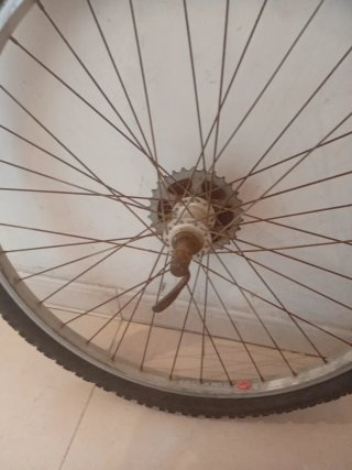 Rueda de bicicleta con piñonera