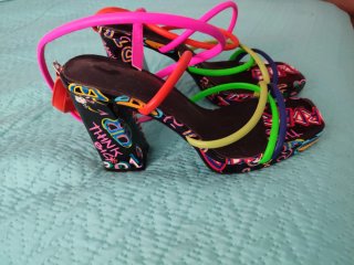 Sandalias de tacón con diseño graffiti