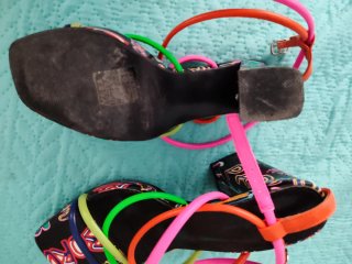 Sandalias de tacón con diseño graffiti